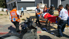 فيديو: إصابة بين متوسطة وخطيرة لمواطن بحادث دهس في مدينة الرملة